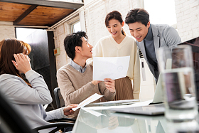 青年商务人士在工作室工作