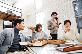 青年商务团队在办公室里用餐图片