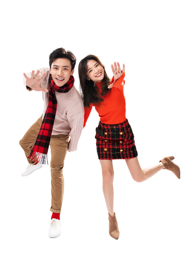 欢乐的青年情侣手牵手 欢乐的青年情侣手牵手