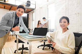 青年商务人士在工作室图片