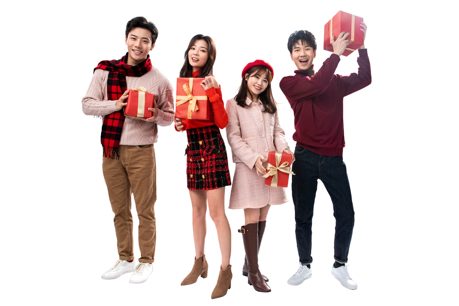 拿着礼物的青年男女图片