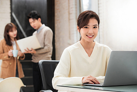 青年商务女性在工作室