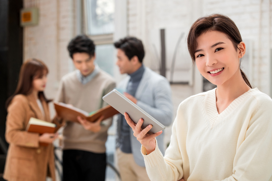 拿着平板电脑的商务女性在工作室 拿着平板电脑的商务女性在工作室