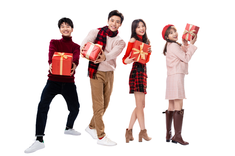 拿着礼物的青年男女图片