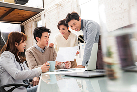 青年商务人士在工作室工作