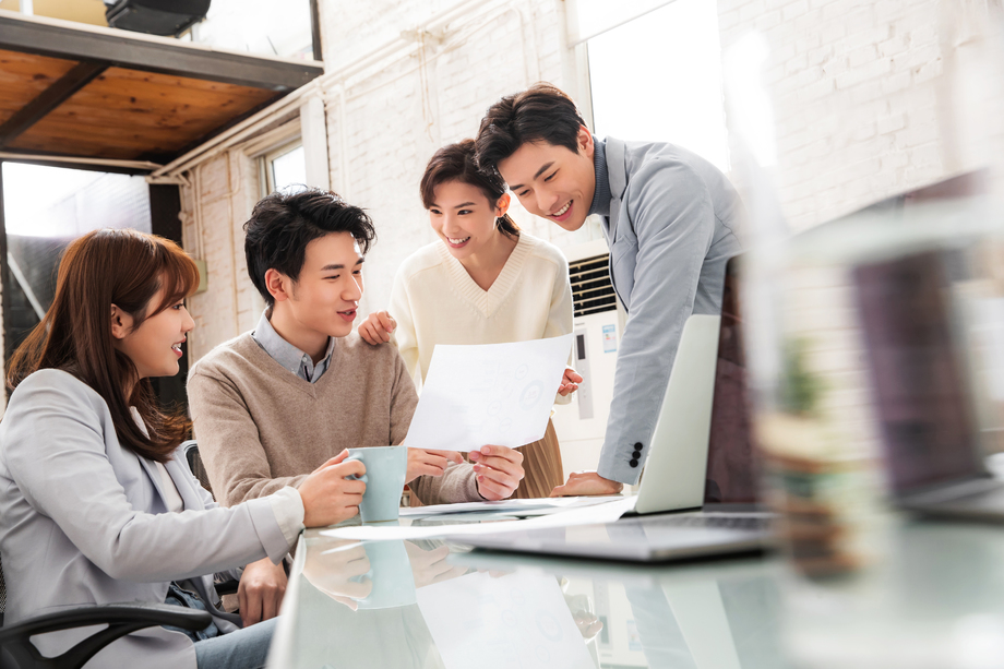 青年商务人士在工作室工作