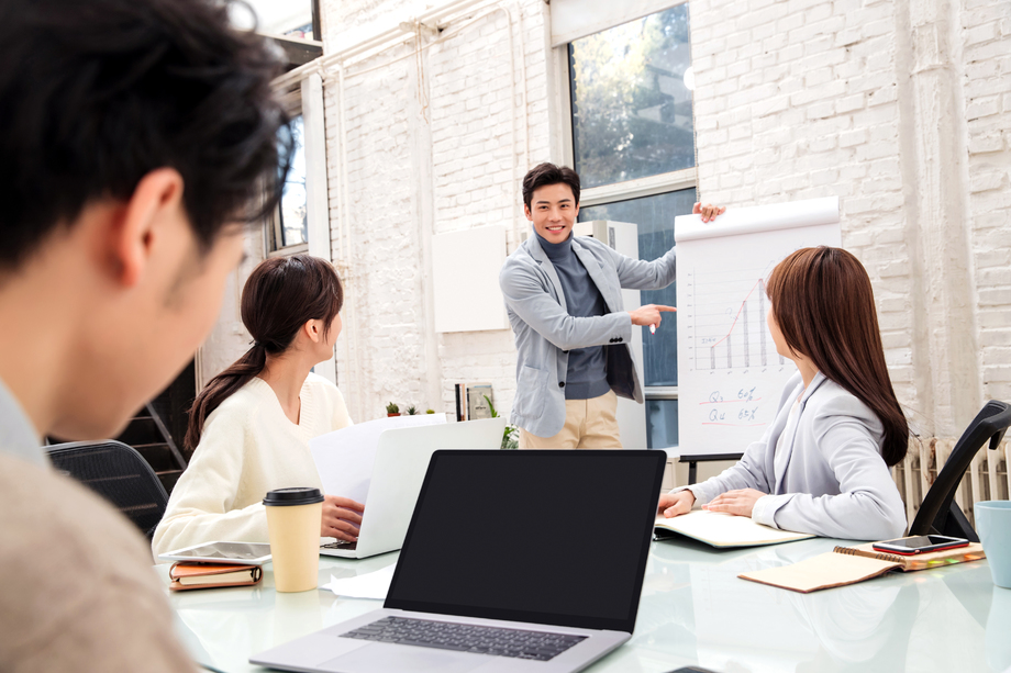 青年商务团队开 青年商务团队开