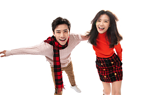 欢乐的青年情侣手牵手