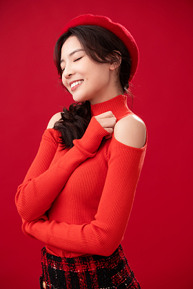 穿红色衣服的青年女人肖像