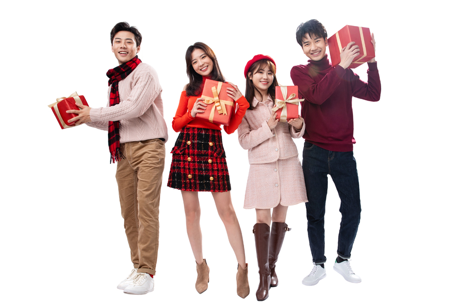 拿着礼物的青年男女图片