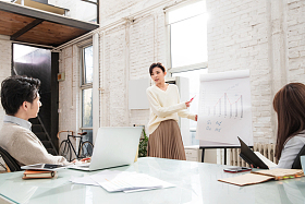 青年商务人士在工作室开