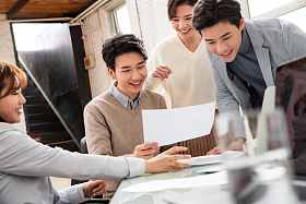 青年商务人士在工作室工作