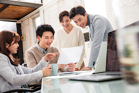 青年商务人士在工作室工作