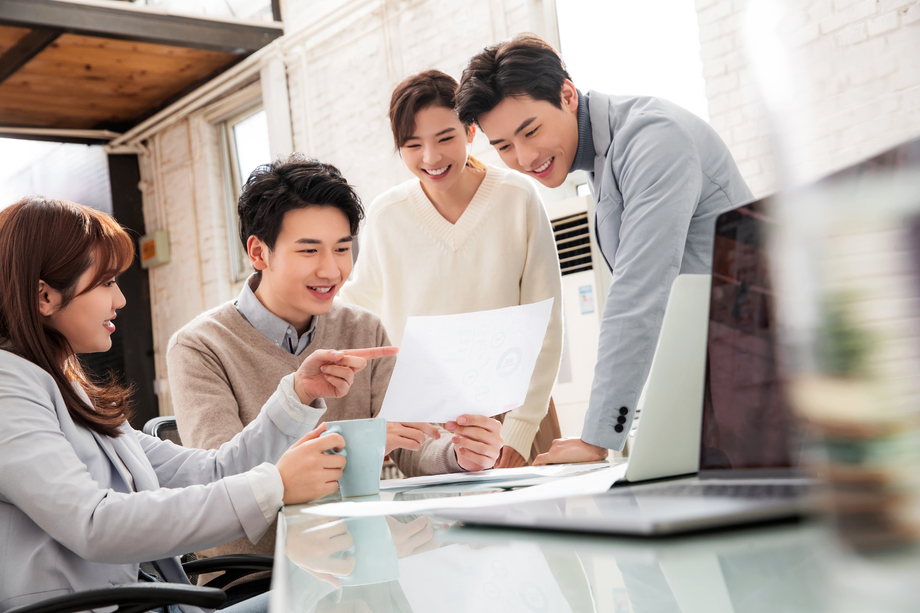 青年商务人士在工作室工作