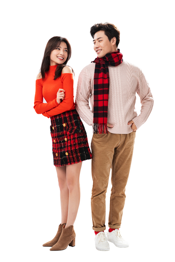 背靠背站着的浪漫情侣 背靠背站着的浪漫情侣