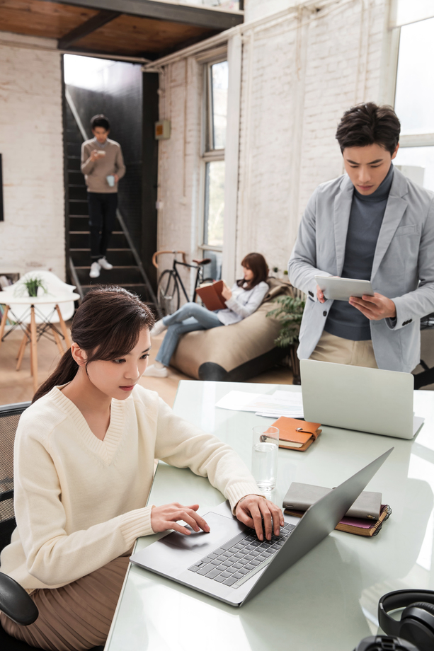 青年商务人士在办公室里工作 青年商务人士在办公室里工作