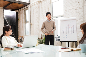 青年商务人士在办公室开