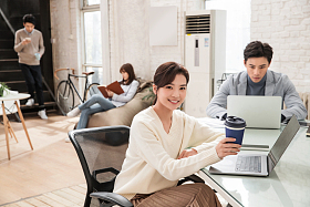 青年商务人士在办公室里工作