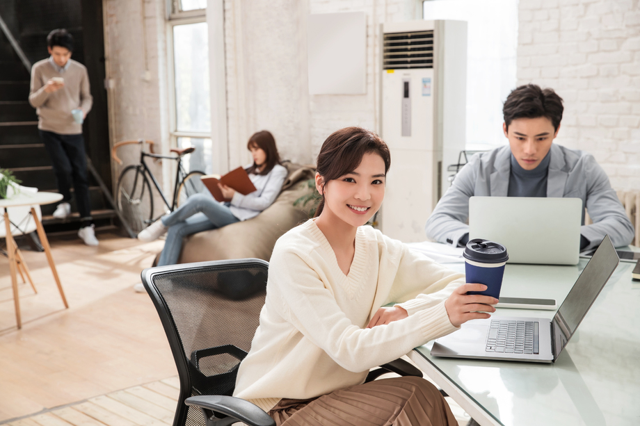 青年商务人士在办公室里工作