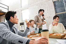 青年商务团队在办公室里用餐图片