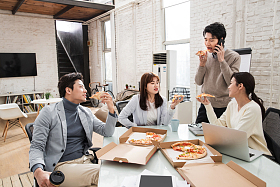 青年商务团队在办公室里用餐