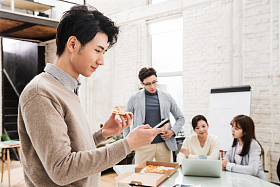 青年商务团队边用餐边工作