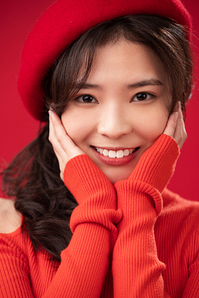 穿红色衣服的青年女人肖像图片