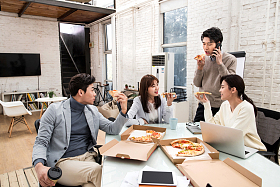 青年商务团队在办公室里用餐图片