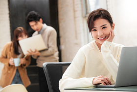 青年商务女性在工作室工作