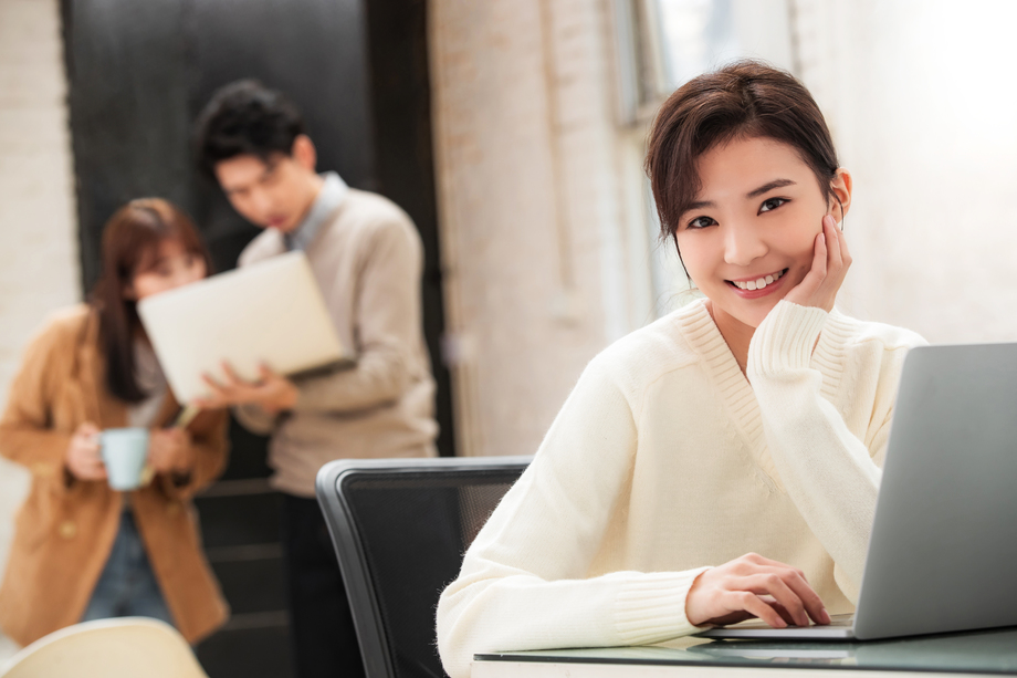 青年商务女性在工作室工作 青年商务女性在工作室工作