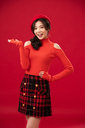 穿红色衣服的青年女人肖像