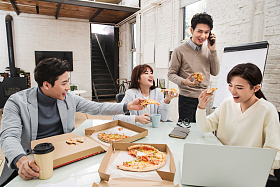 青年商务团队在办公室里用餐