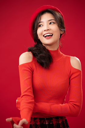 穿红色衣服的青年女人肖像