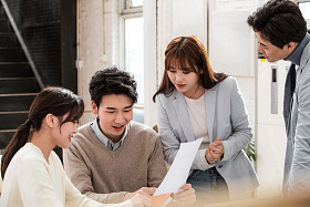 青年商务人士在工作室工作