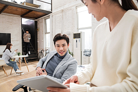 青年商务人士在办公室里工作