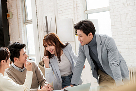 商务团队一起加油鼓励照片