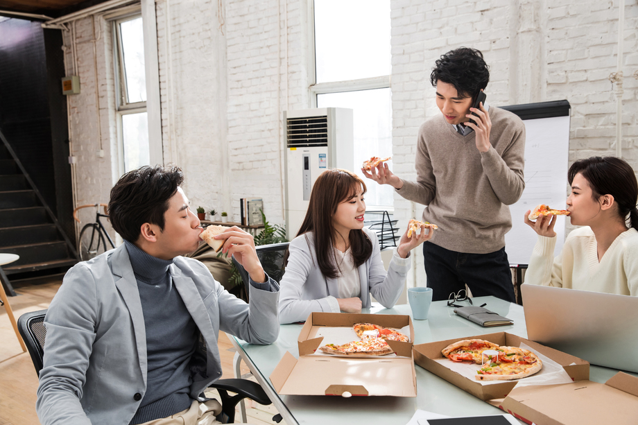 青年商务团队在办公室里用餐 青年商务团队在办公室里用餐