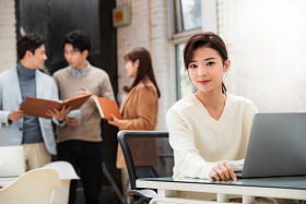 青年商务女性在工作室工作图片