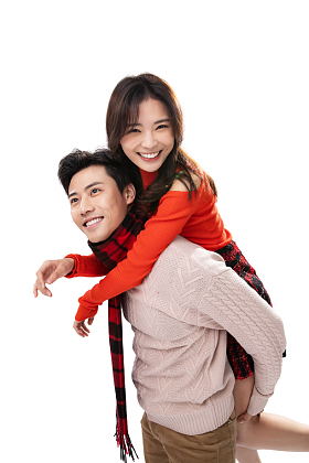 青年男人背着女朋友照片