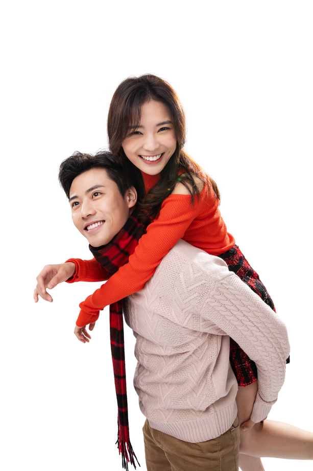 青年男人背着女朋友照片 青年男人背着女朋友照片