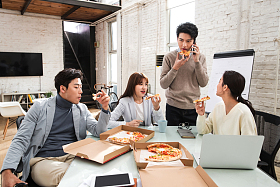 青年商务团队在办公室里用餐