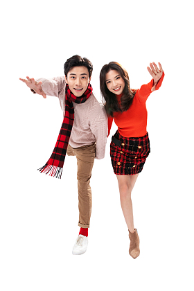 欢乐的青年情侣手牵手图片