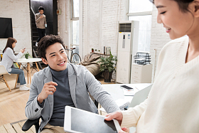 青年商务人士在办公室里工作