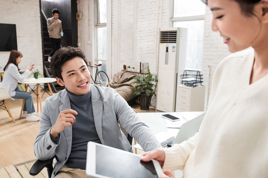 青年商务人士在办公室里工作 青年商务人士在办公室里工作