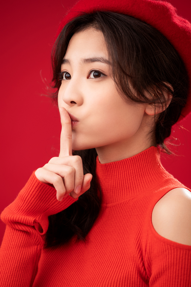 穿红色衣服的青年女人肖像