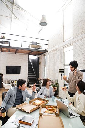 青年商务团队在办公室里用餐图片