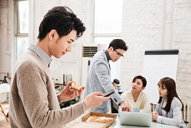 青年商务团队边用餐边工作图片