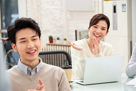 青年商务人士在工作室图片