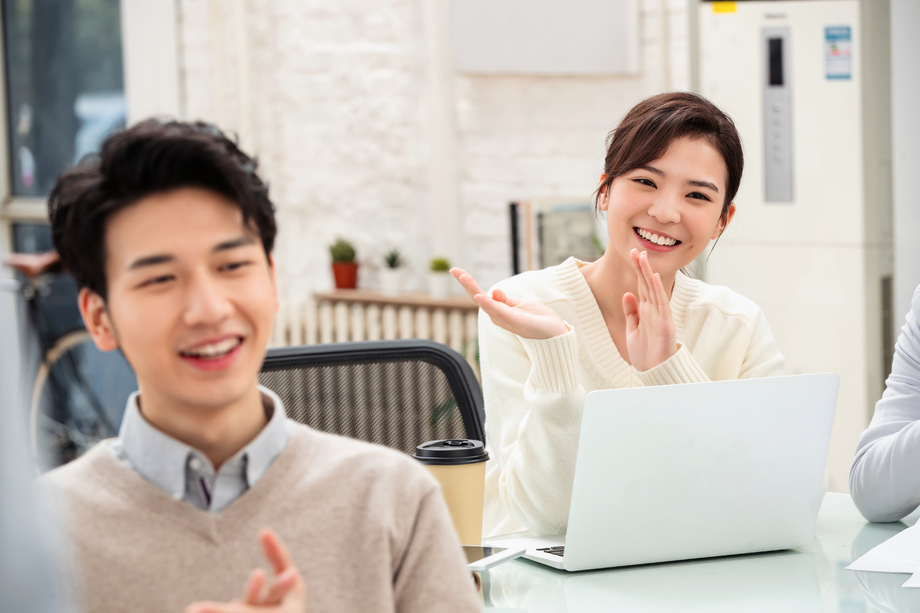 青年商务人士在工作室图片