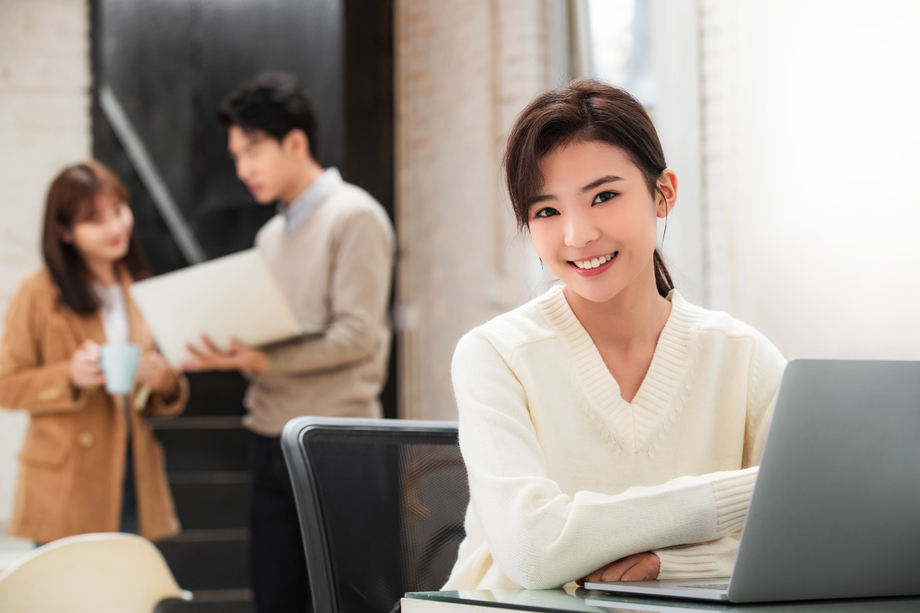 青年商务女性在工作室工作 青年商务女性在工作室工作